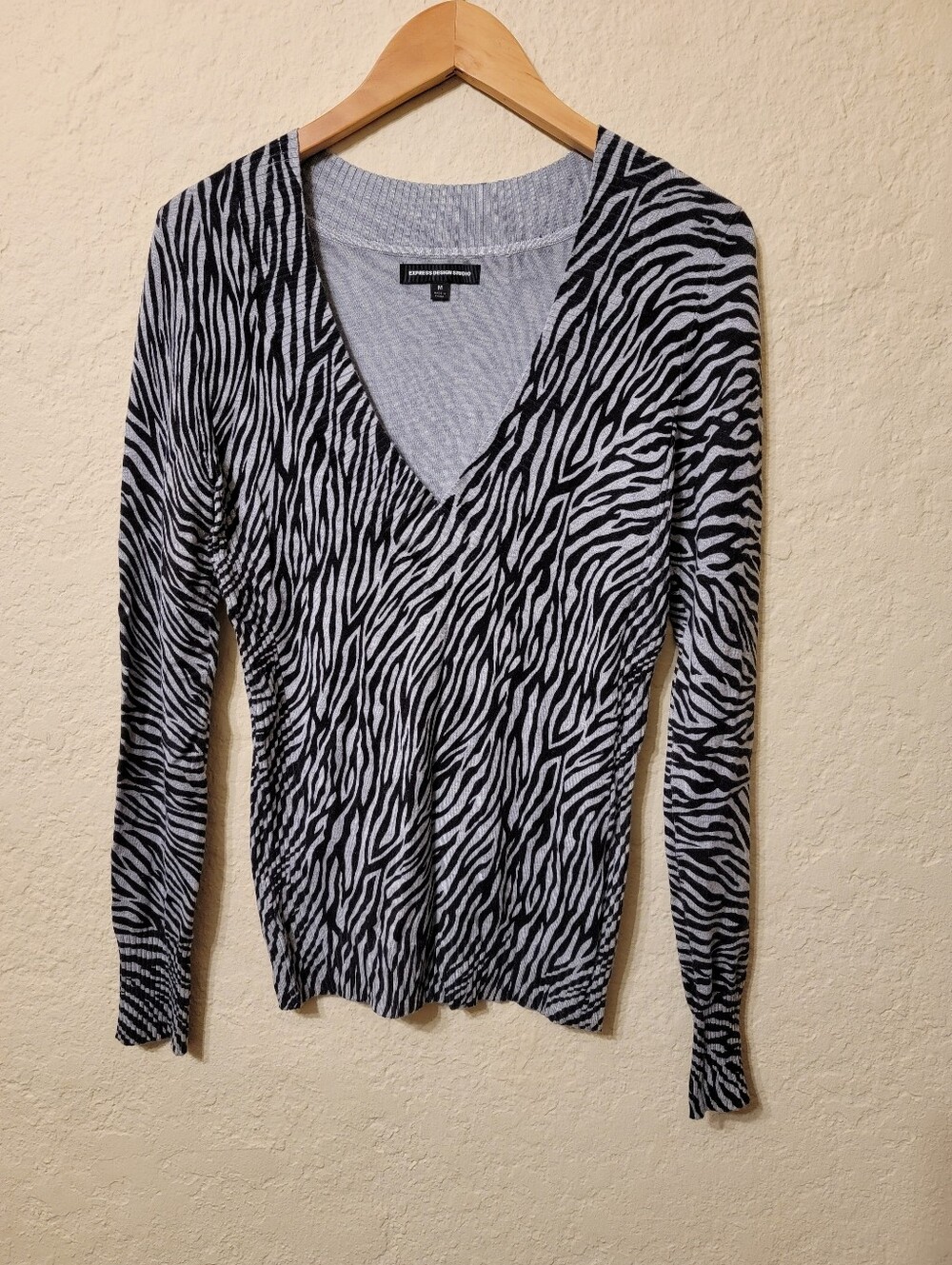 EXPRESS Women's V-Neck Zebra Print Black Gray Long Sleeve Sweater Sz M